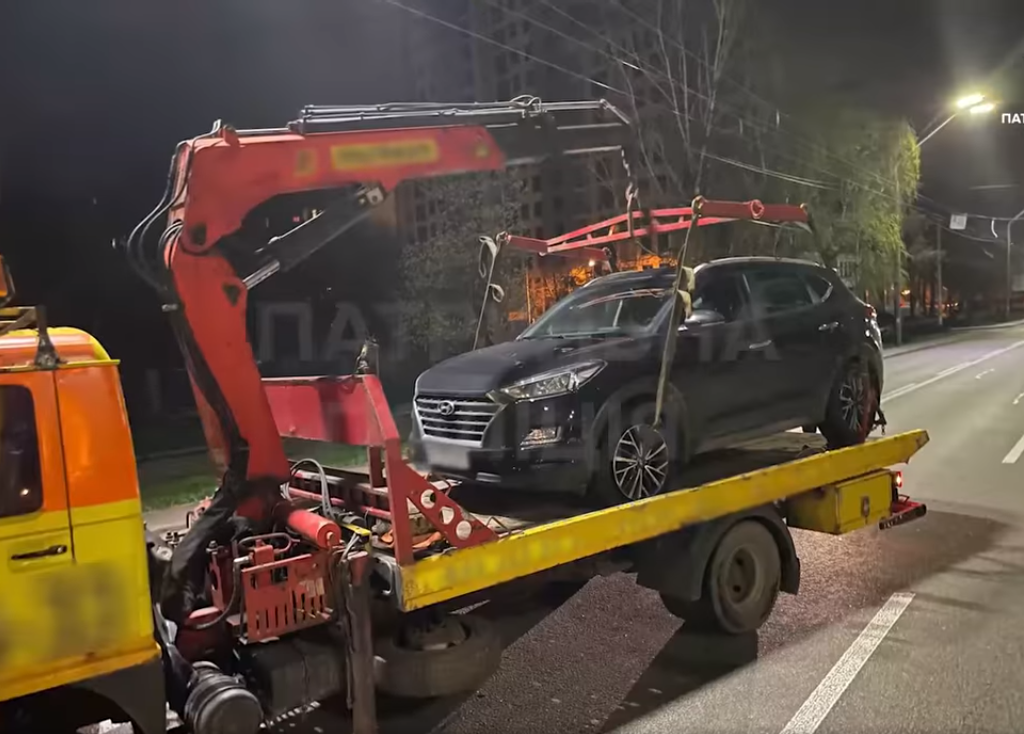 В Киеве пьяная водитель на поврежденном авто убегала от патрульных: видео ночной "гонки"