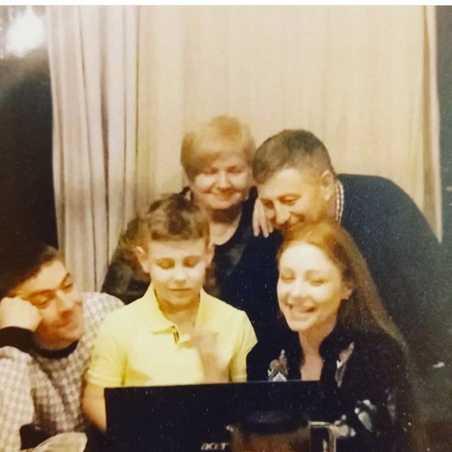 Появилось редкое фото Тины Кароль с родителями, братом и сыном: 