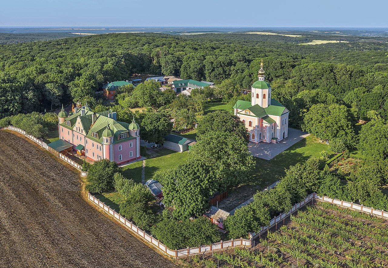 У знаковому для українців місці виявили ікони на честь московських святих (фото)