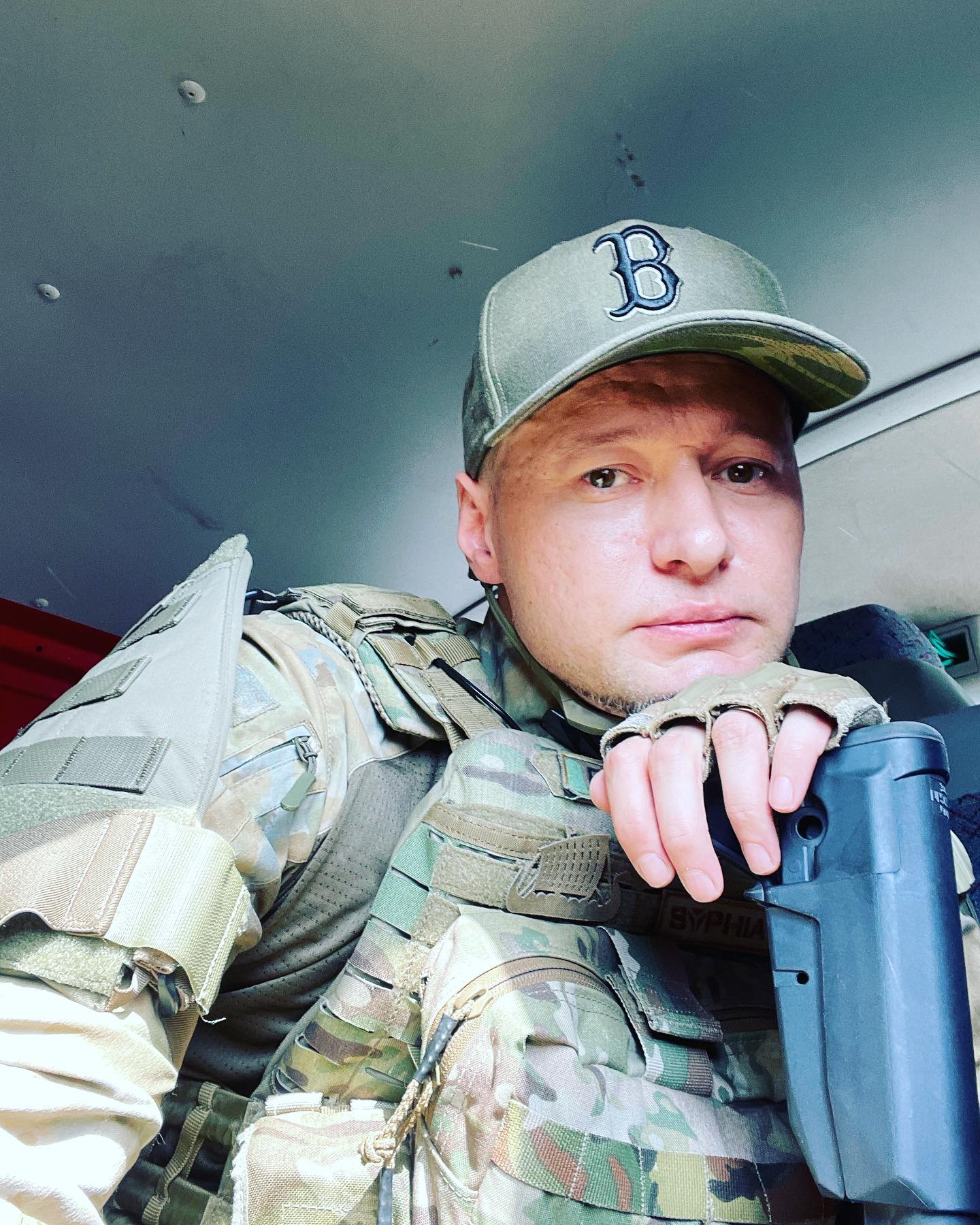 Хлывнюк показал фото из окопа и обратился к артистам, которые "вне политики"