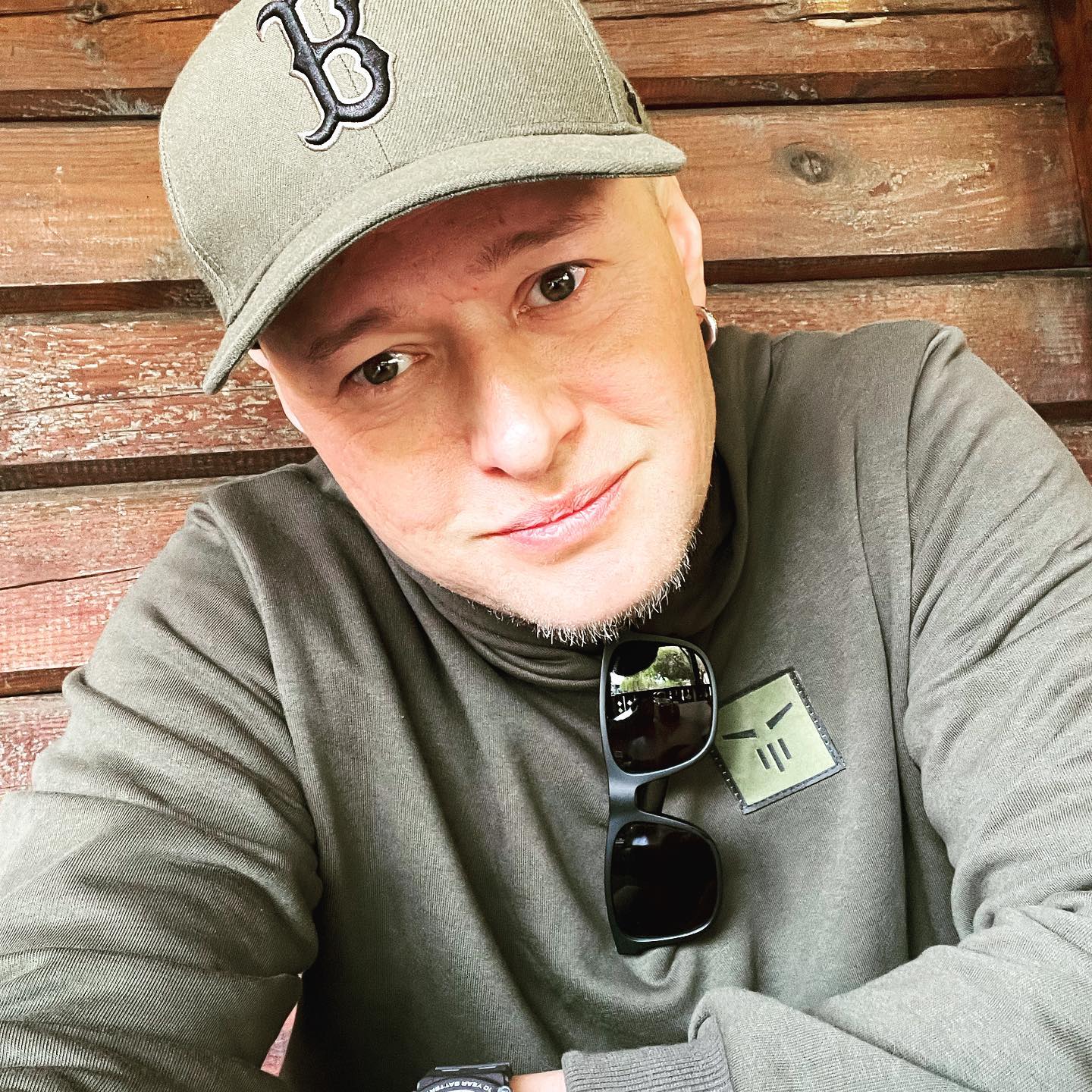 Хлывнюк показал фото из окопа и обратился к артистам, которые "вне политики"