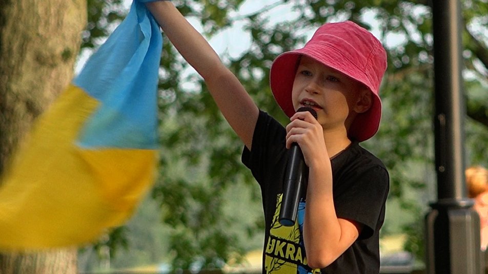 "Пусть скорее наступит мир, и мы поедем на море": 8-летний украинец собрал почти 60 тысяч для ВСУ