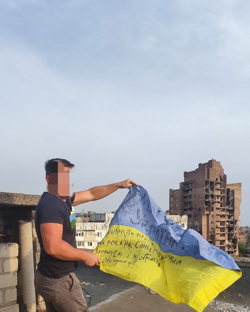Маріуполь - це Україна! Над городом развернули украинский флаг (фото)