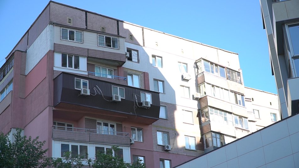 У Дніпрі жителі багатоповерхівки встановили балкон, який нагадує труну (фото)