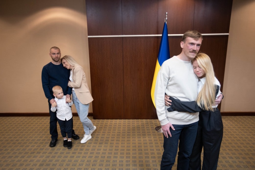 Командири "Азов" зустрілися з рідними у Туреччині: неймовірно зворушливі фото та відео