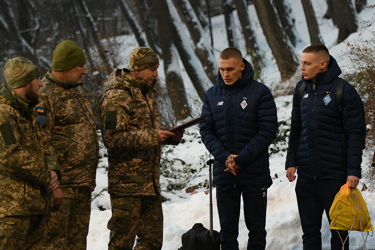 Військові передали динамівцям подяку за допомогу