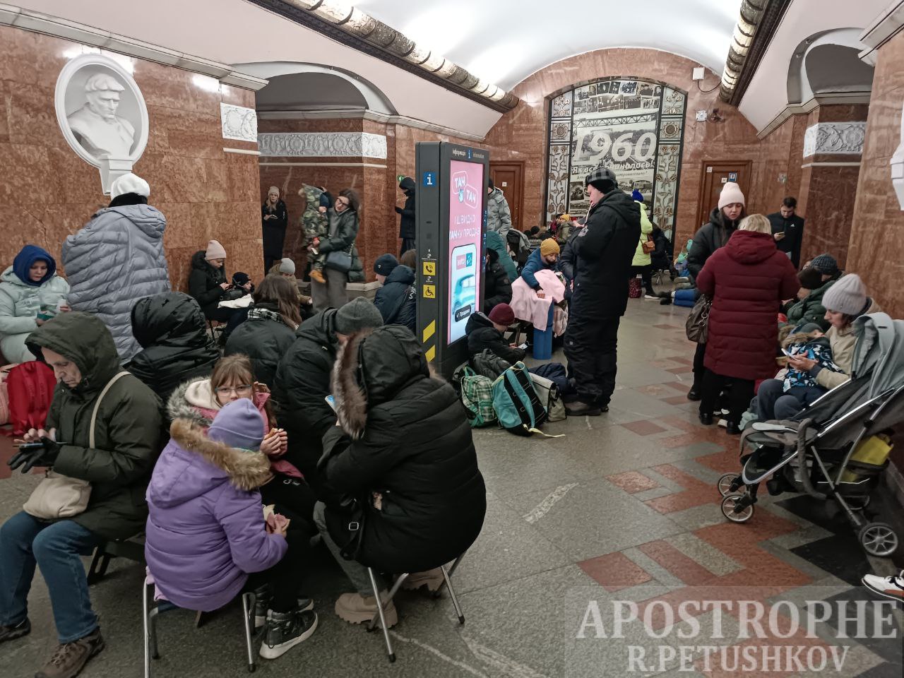 В метро Киева - коллапс. Кто-то прячется от ракет, кто-то спешит на работу (фото)