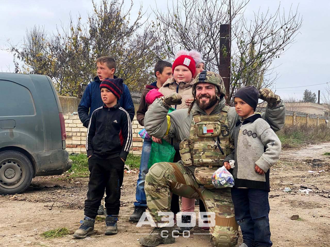 Они дождались своих: защитники из полка "Азов" показали детей из Херсона
