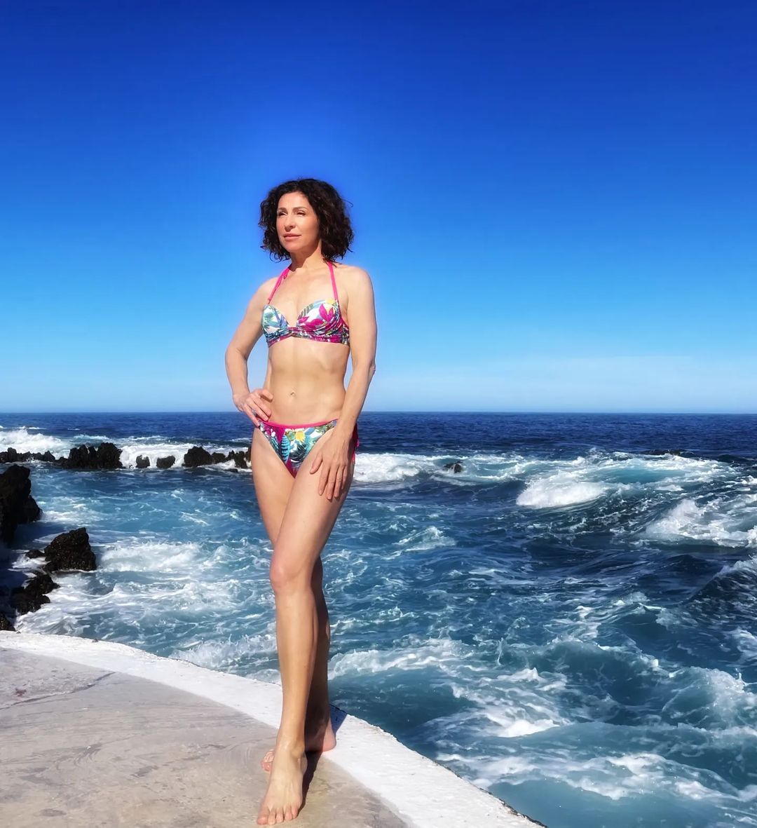 53-летняя украинская ведущая восхитила формами под солнцем на берегу океана (фото)