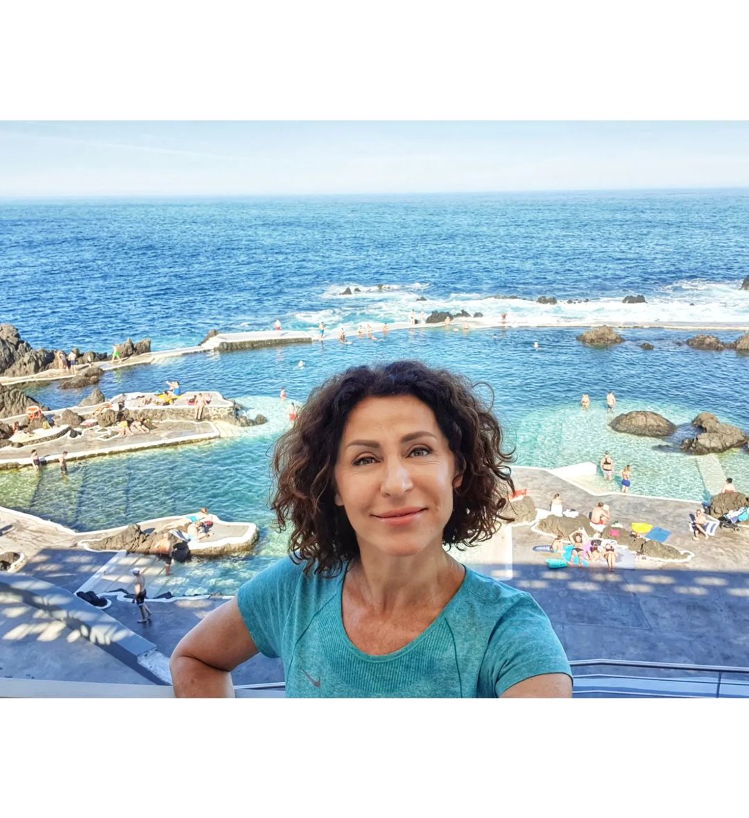 53-летняя украинская ведущая восхитила формами под солнцем на берегу океана (фото)