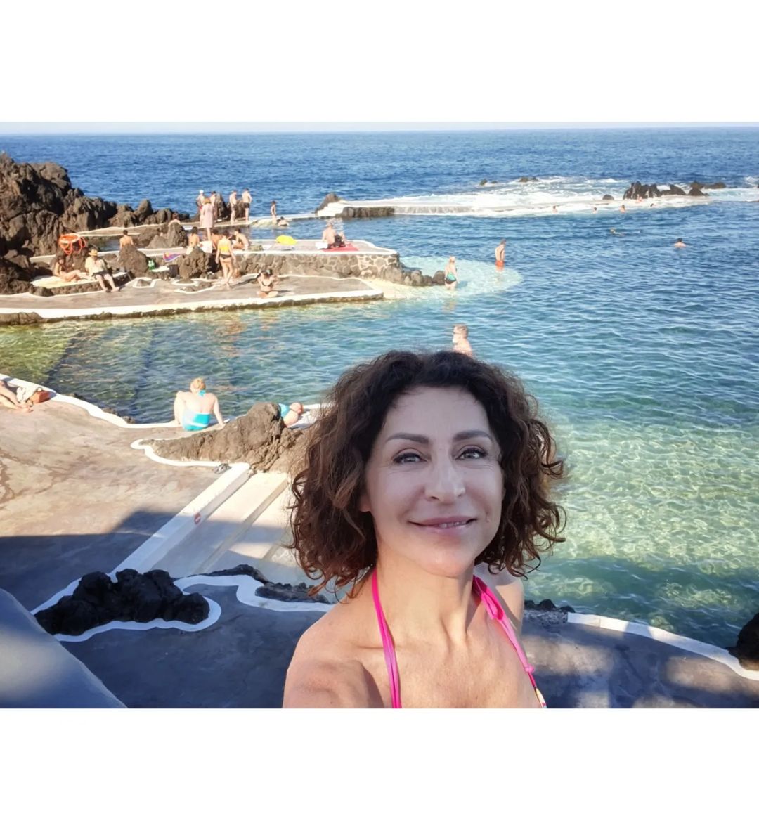 53-летняя украинская ведущая восхитила формами под солнцем на берегу океана (фото)