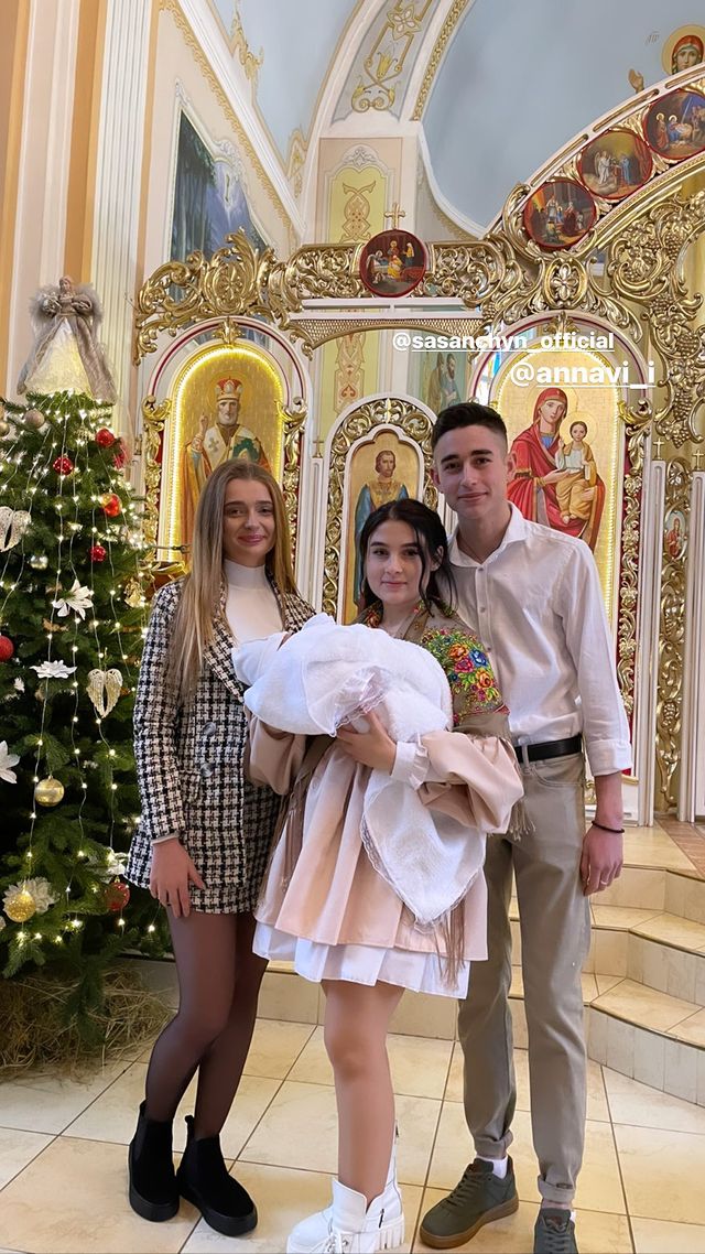 Фотосесія і ресторан з друзями: Роман Сасанчин з дружиною охрестили місячну дитину