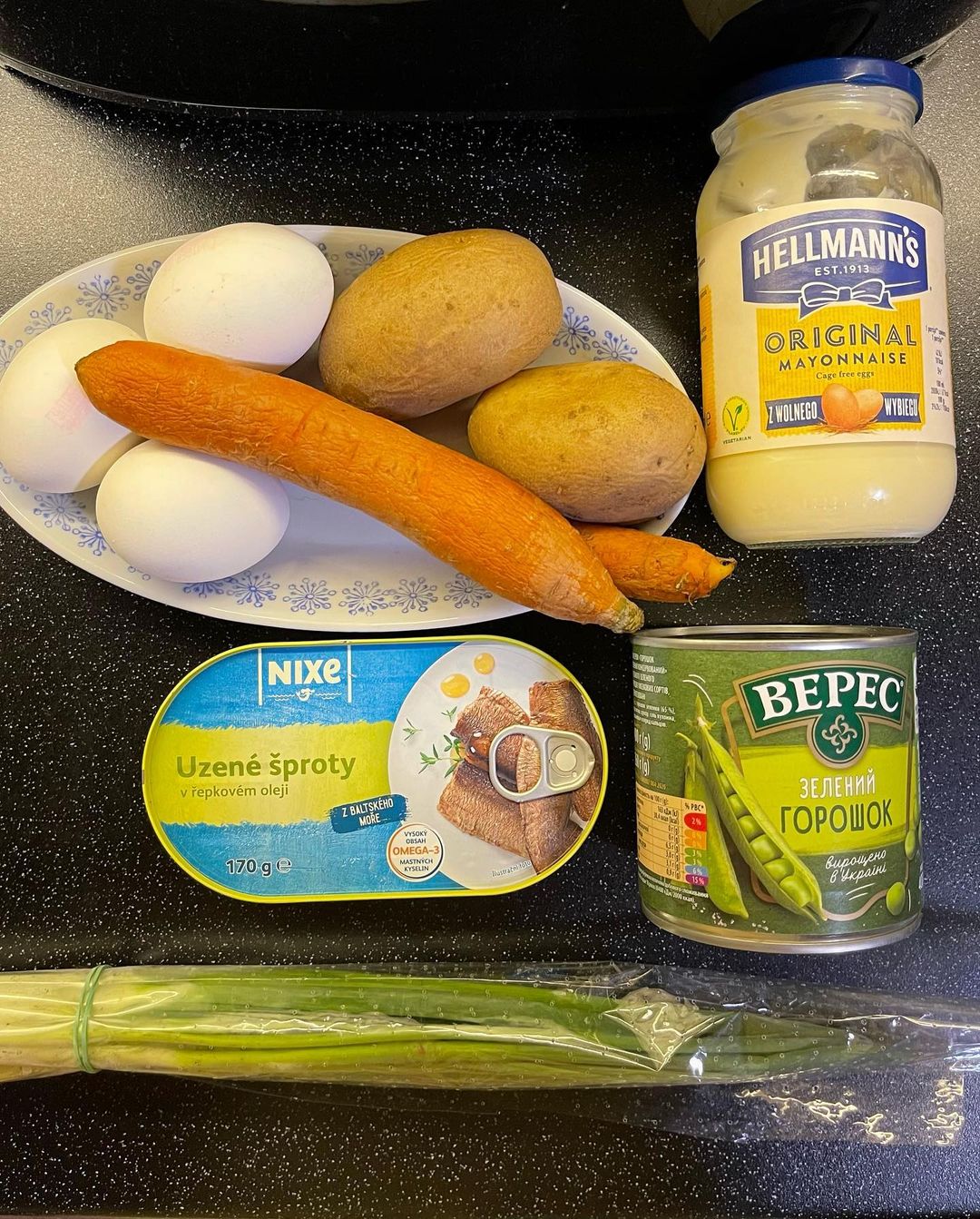 Бюджетный новогодний салат со шпротами: это невероятно вкусно!