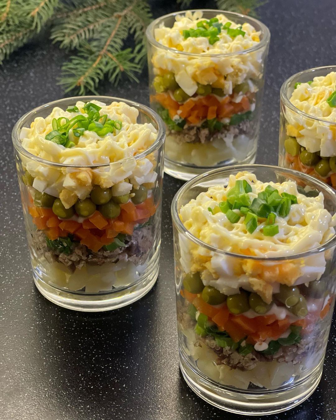 Бюджетный новогодний салат со шпротами: это невероятно вкусно!