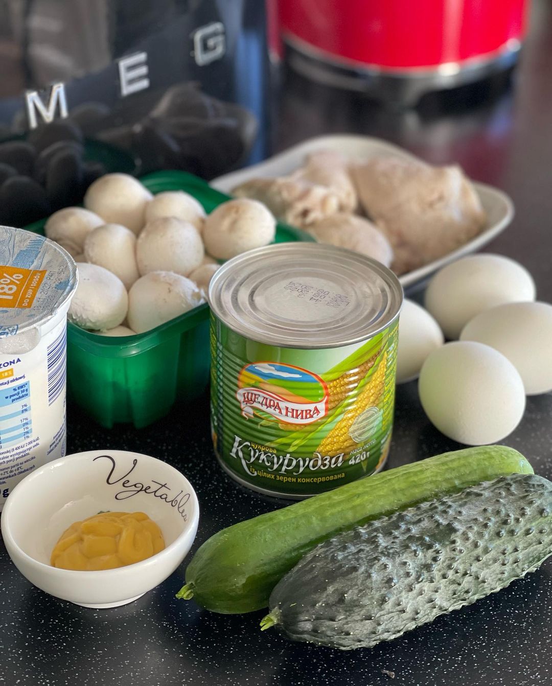 Салат из курицы с грибами: бюджетное и простое решение для праздничного стола