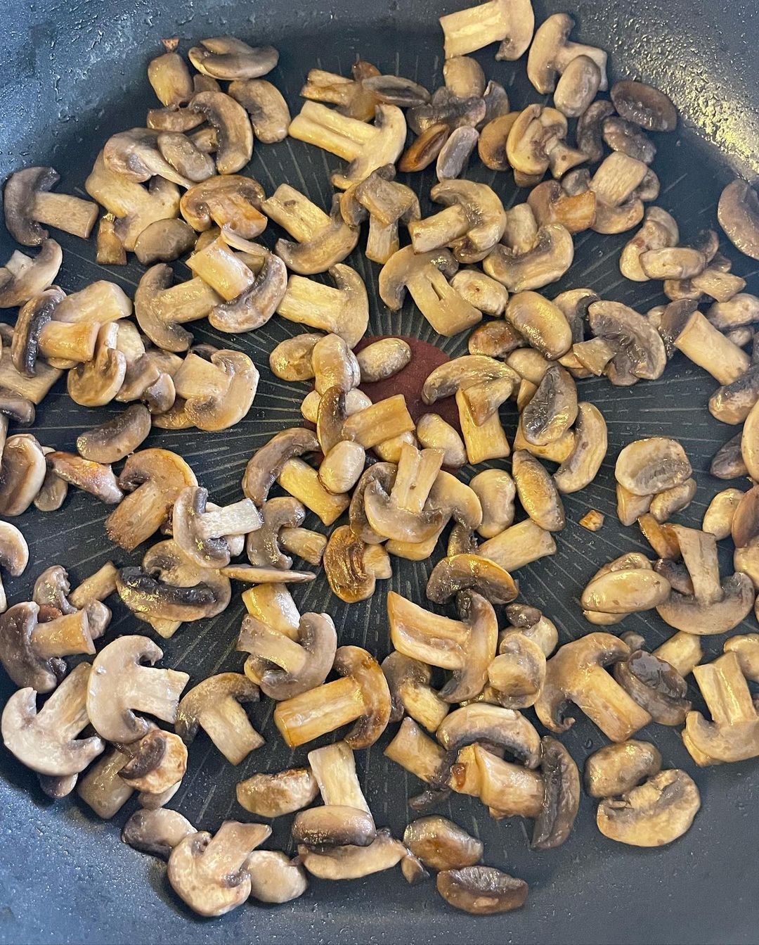 Салат из курицы с грибами: бюджетное и простое решение для праздничного стола