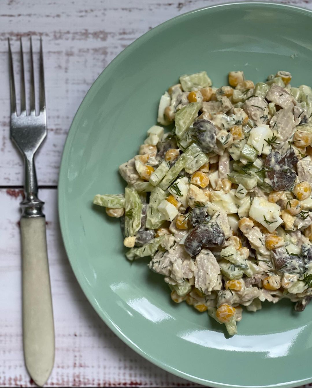 Салат из курицы с грибами: бюджетное и простое решение для праздничного стола