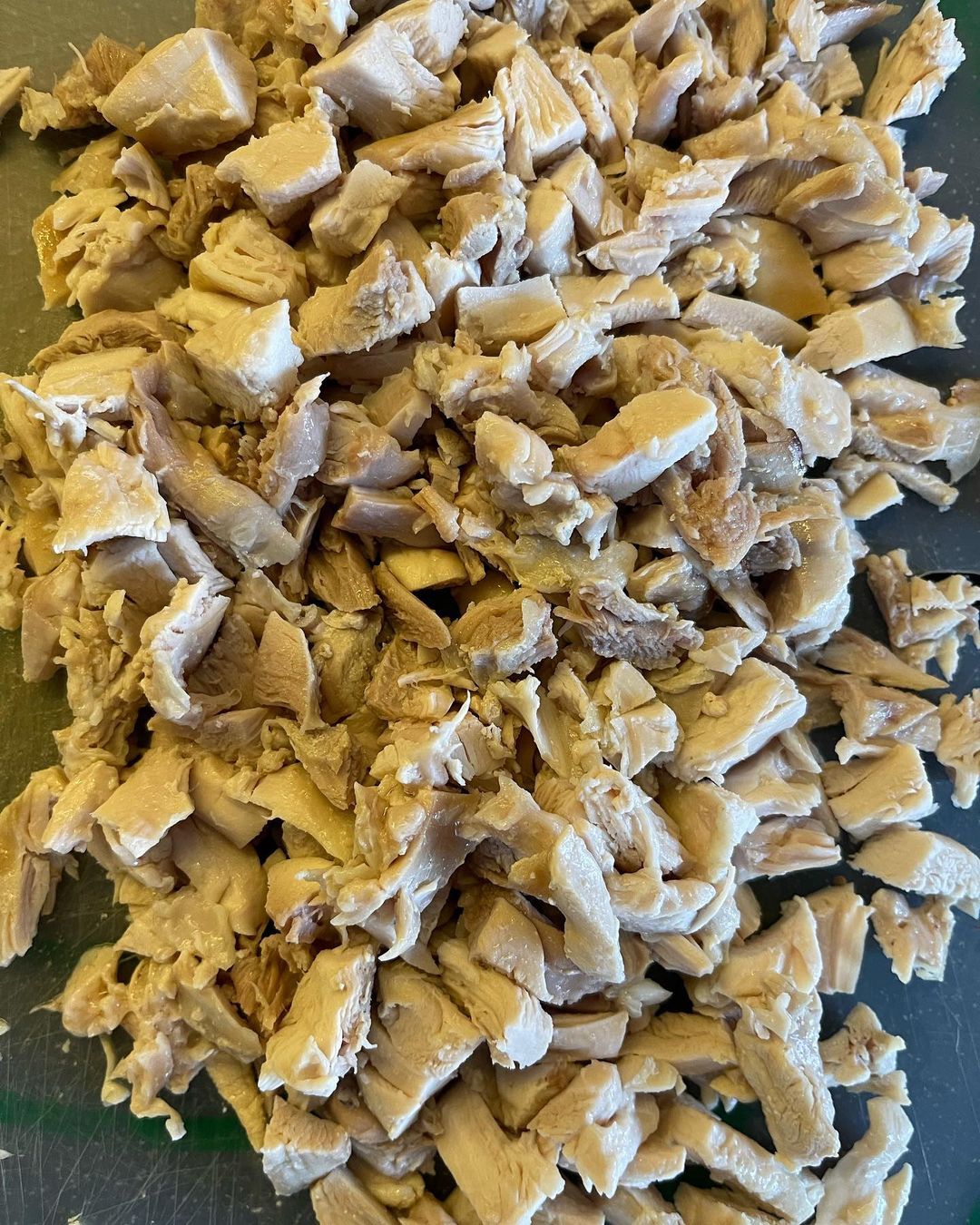 Салат из курицы с грибами: бюджетное и простое решение для праздничного стола