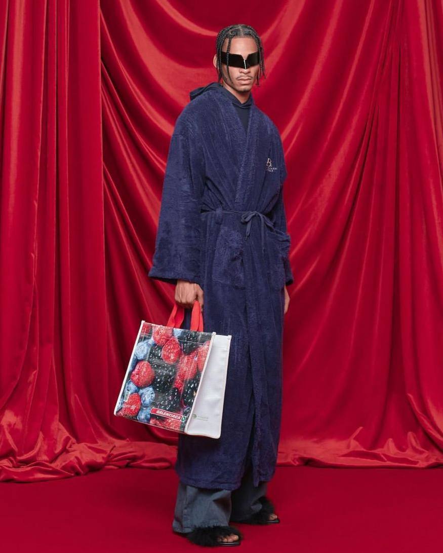 Balenciaga выпустили сумки и кошелек, которые просто поражают (фото)