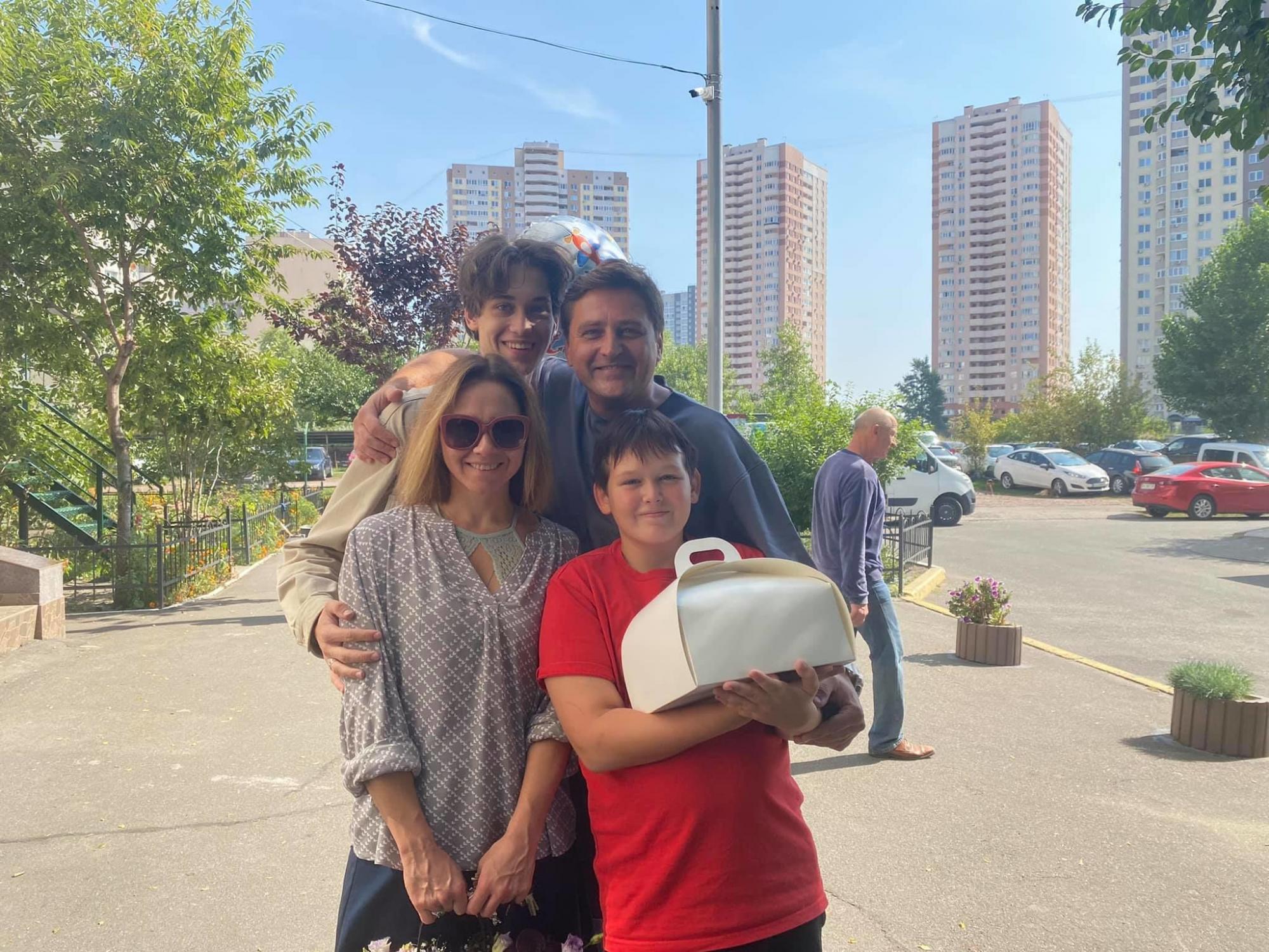 48-летний украинский актер засветился с новой возлюбленной, значительно моложе его (фото)