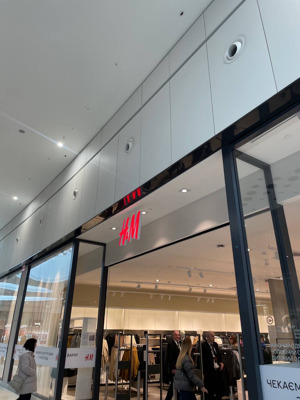 H&amp;M вернулся в Украину: фото и видео очередей и эмоции модников