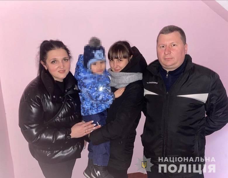 У Києві жінка хотіла стрибнути з 12-го поверху з 3-річним сином на руках: годину вмовляли злізти
