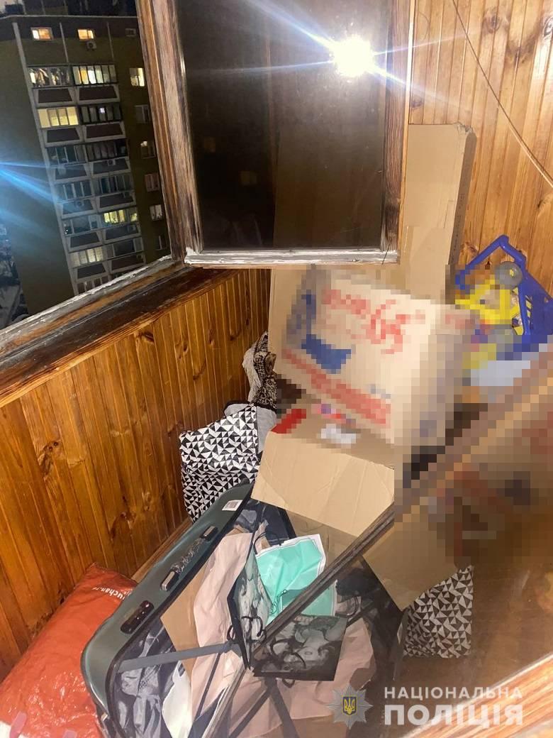 У Києві жінка хотіла стрибнути з 12-го поверху з 3-річним сином на руках: годину вмовляли злізти