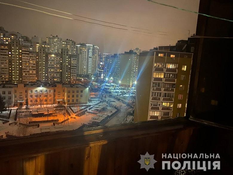 У Києві жінка хотіла стрибнути з 12-го поверху з 3-річним сином на руках: годину вмовляли злізти
