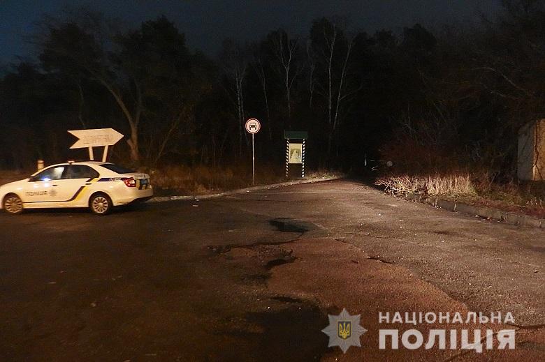 В Киеве парень на улице, гуляя с друзьями, пырнул ножом бездомного в шею