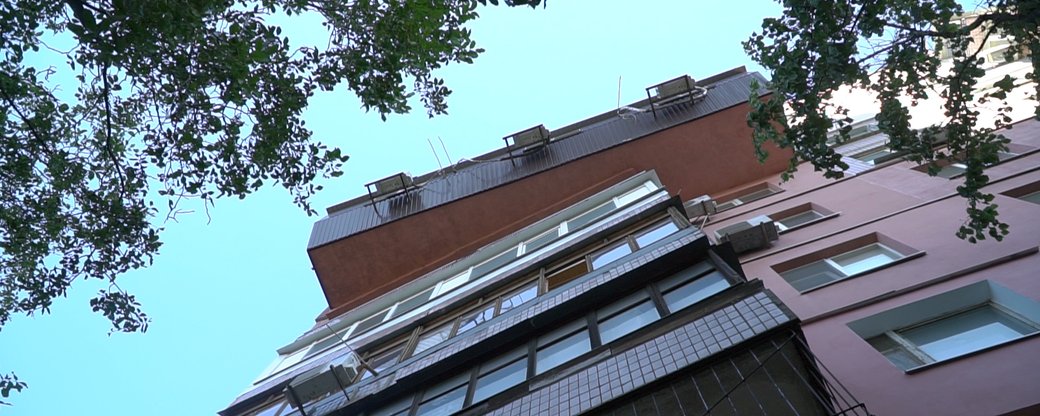 У Дніпрі жителі багатоповерхівки встановили балкон, який нагадує труну (фото)