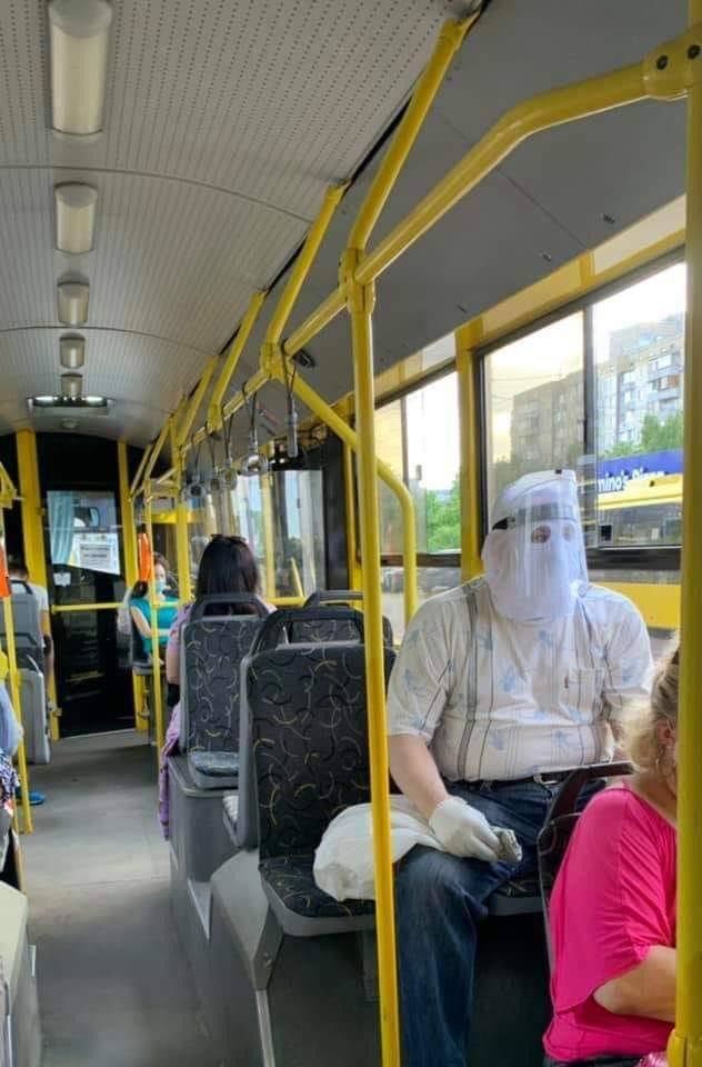В Киеве в троллейбусе заметили мужчину в суперзащите: "видимо, уже болел" (фото)