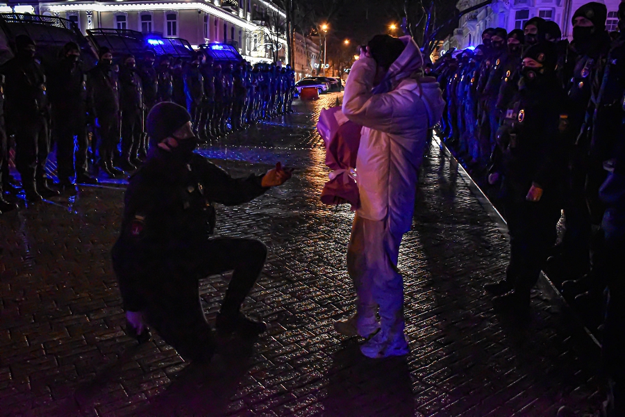 В Одессе боец Нацгвардии сделал предложение любимой в новогоднюю ночь: трогательные фото