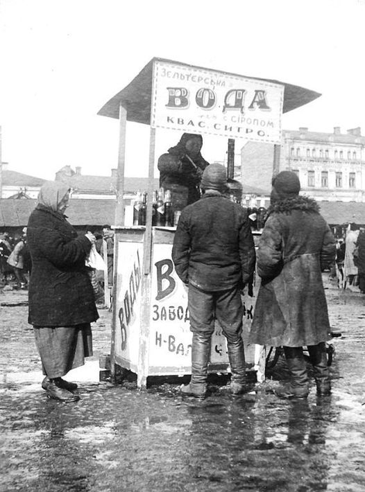 Без колеса обзора, зато с рынком. Киевлянам показали архивные фото Контрактовой площади в 20 веке
