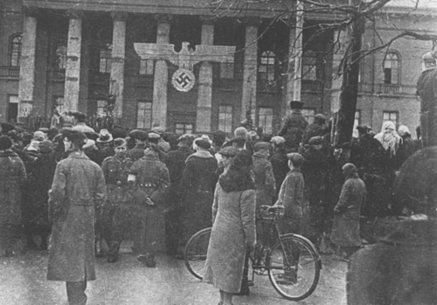 Как украинцы отмечали майские праздники 100 лет назад: атмосферные фото