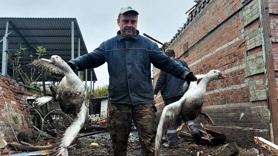 В Харьковской области отец на месте обстрела нашел фото погибшей дочери: невозможно сдержать слез