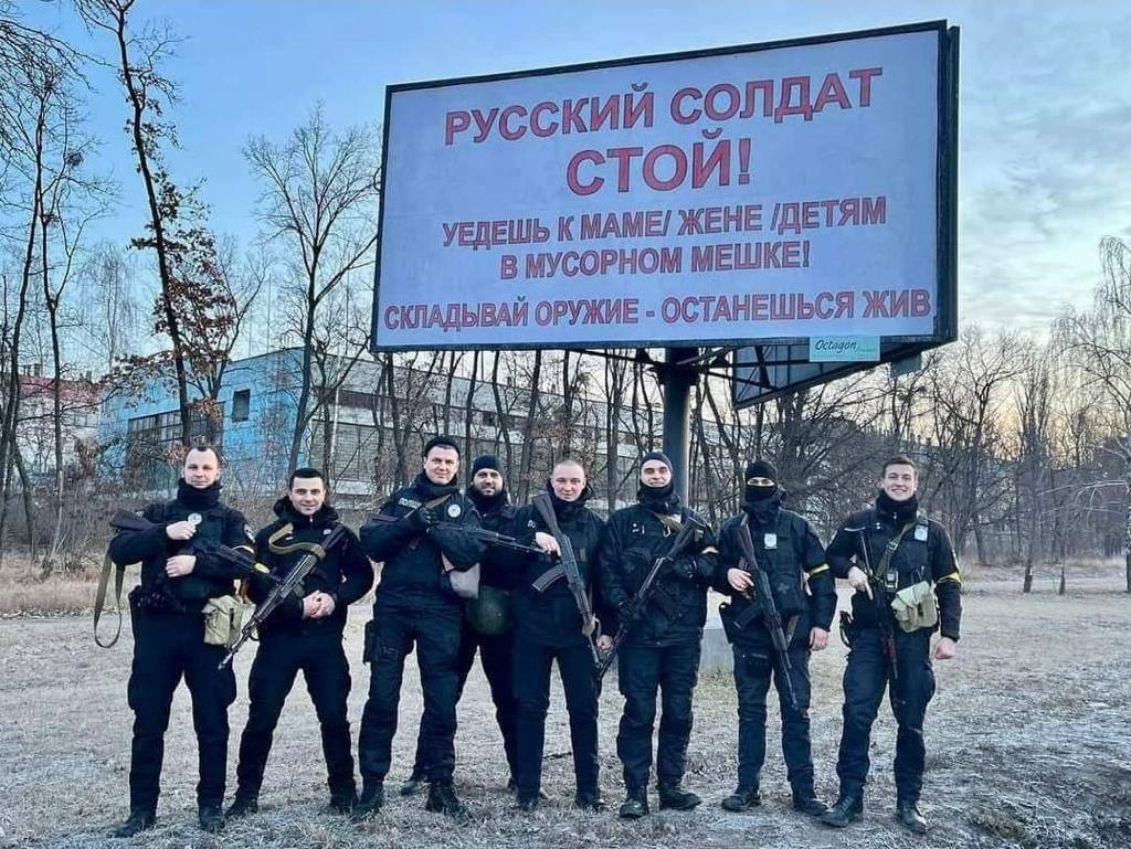 По всей Украине появляются билборды с направлением, куда идти российским войскам: фотоподборка