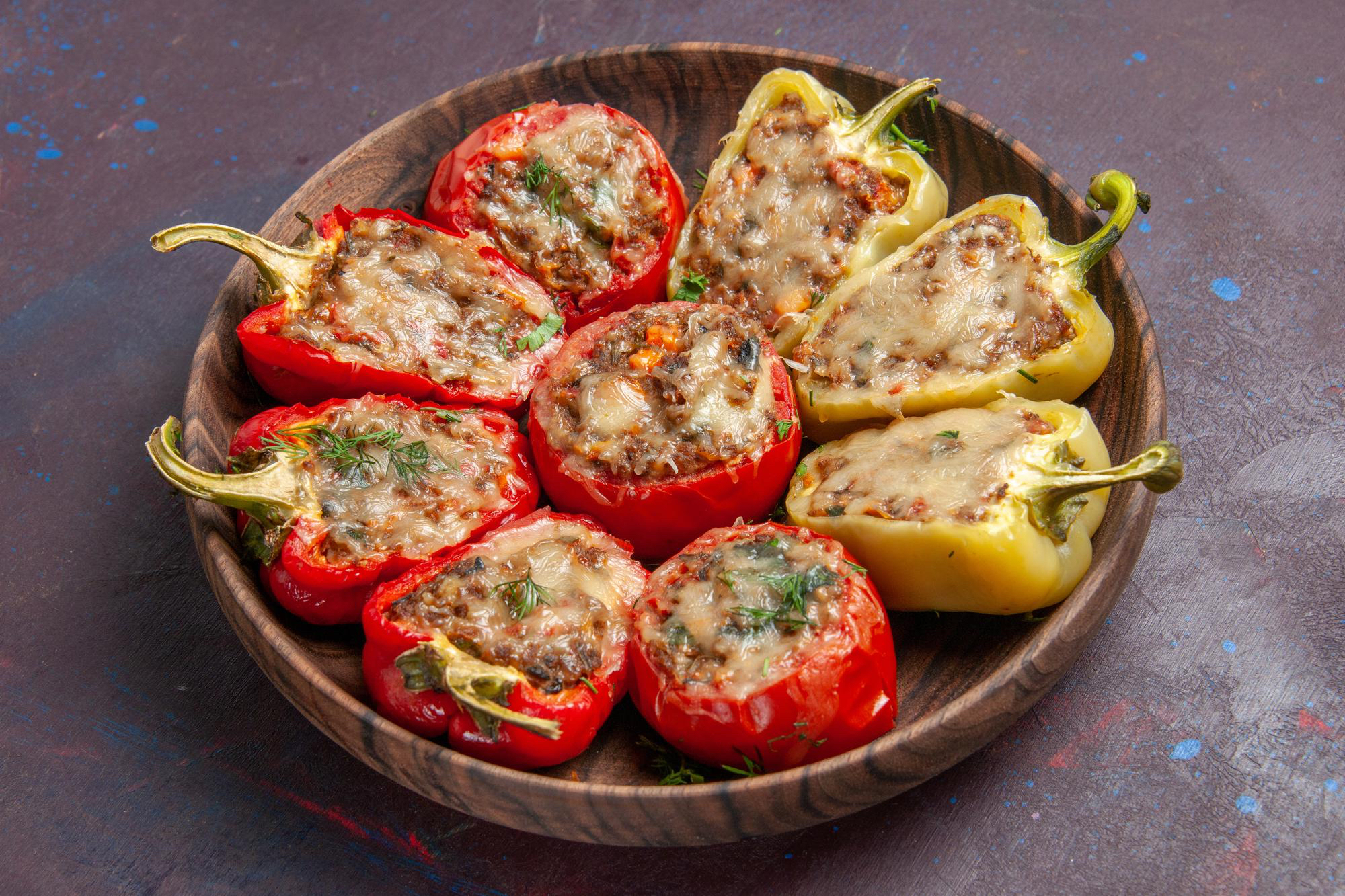 Фаршированный перец с тушенкой, рисом и вишнями: три рецепта для вкусного ужина