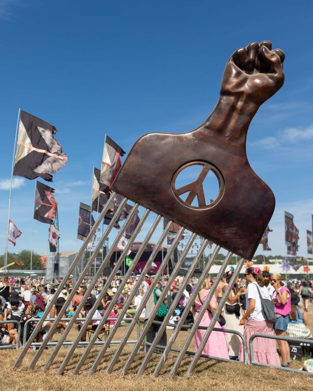 Glastonbury 2024: самые яркие моменты крутейшего фестиваля Европы (фото и видео)