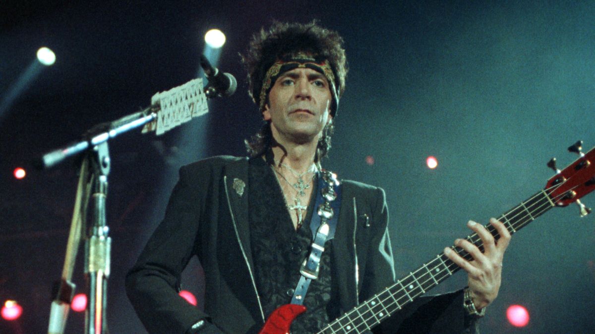 Умер басист и сооснователь культовой группы Bon Jovi Алек Джон Сач