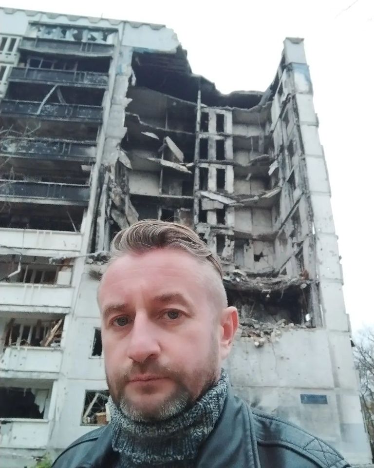 "Там, де діра в даху": Сергій Жадан показав квартиру у Харкові, яку зруйнували окупанти