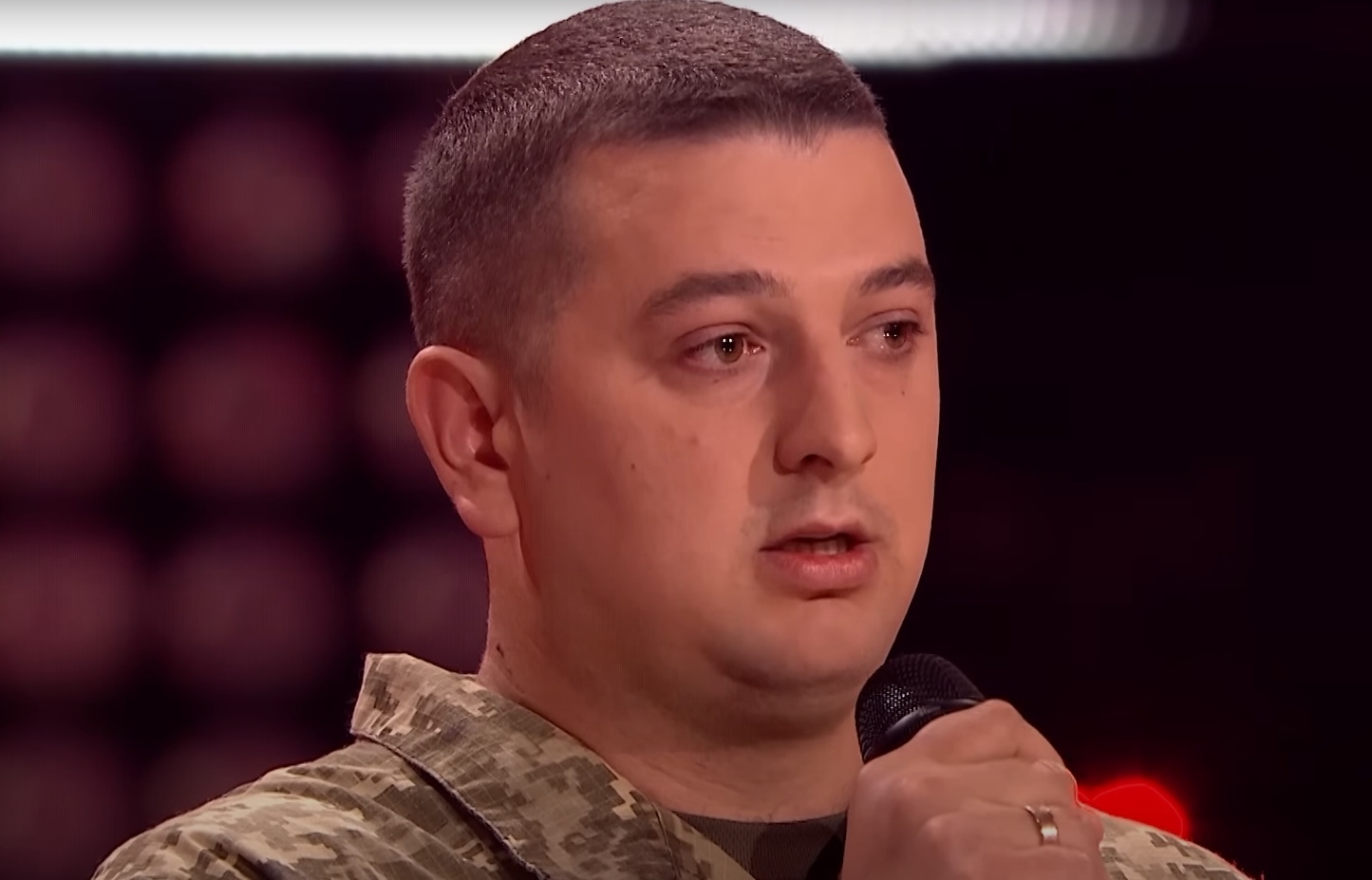 Воин ВСУ довел всех до слез выступлением на "Голос країни". Ему прочат победу (видео)