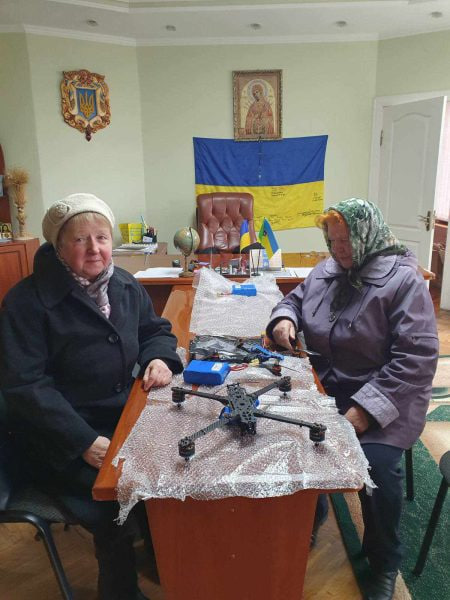 На Прикарпатті дві пенсіонерки купили дрони-камікадзе для ЗСУ. Деталі історії, що вражає (фото)