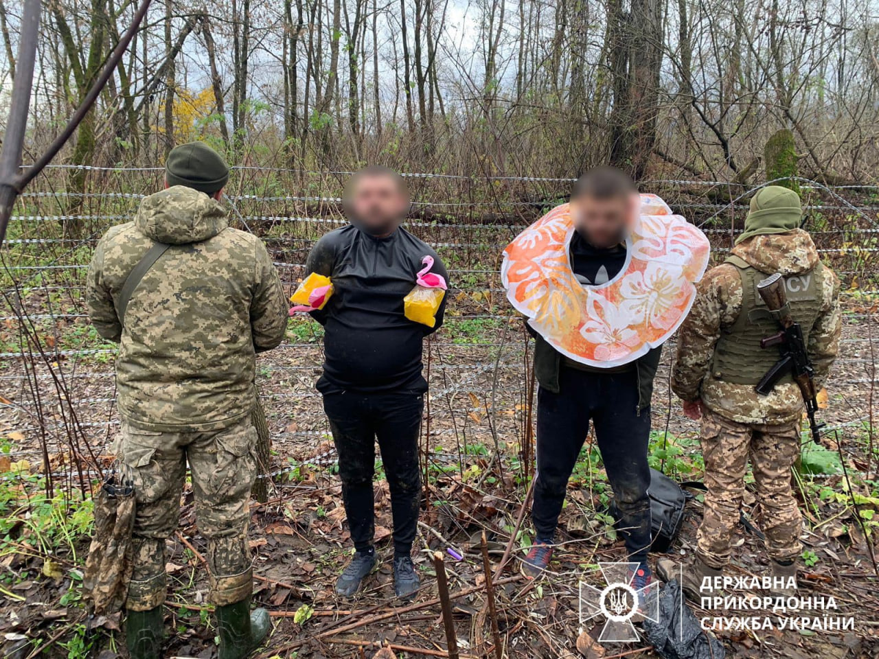 У нарукавниках з рожевими фламінго: на Закарпатті затримали ухилянтів-плавців (фото)