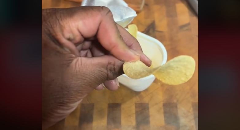 А вы знали? Этот "правильный" способ есть Pringles делает вкус чипсов еще лучше