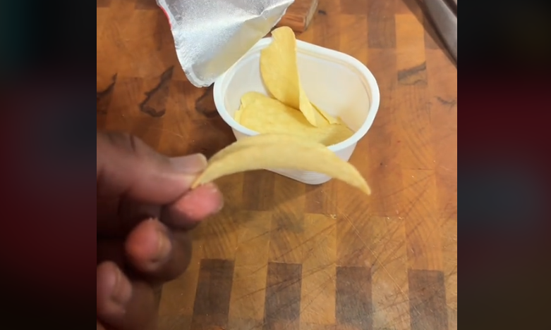 А вы знали? Этот "правильный" способ есть Pringles делает вкус чипсов еще лучше