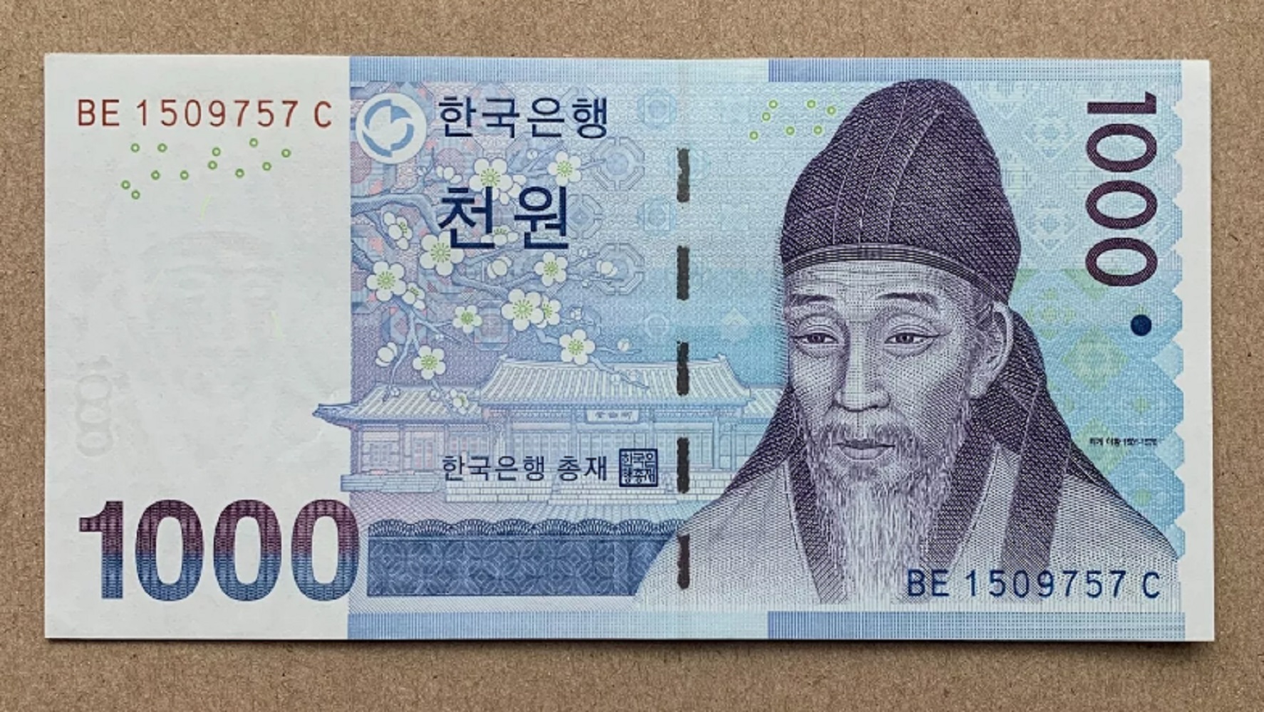 Многотонные, дырявые, квадратные: самые странные деньги мира