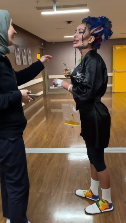 Украинка с самыми большими скулами сделала еще одну "пластику" и показалась после наркоза (фото)