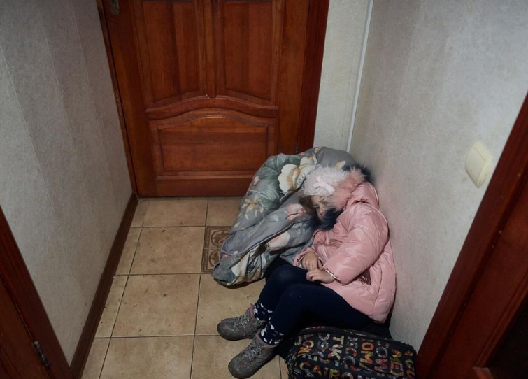 Смотрите, как выглядят наши защитники на позициях и в блиндаже с гирляндами. Кадры впечатляют (фото)