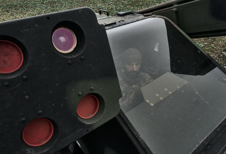 Смотрите, как выглядят наши защитники на позициях и в блиндаже с гирляндами. Кадры впечатляют (фото)