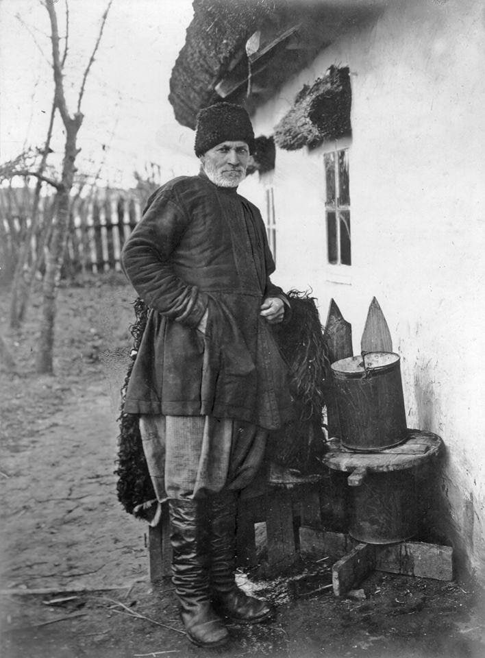 На фото из украинского села 1920-х заметили то, что всех ошеломило